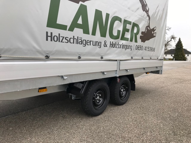 Detailfoto von Anhänger mit Planenaufbau